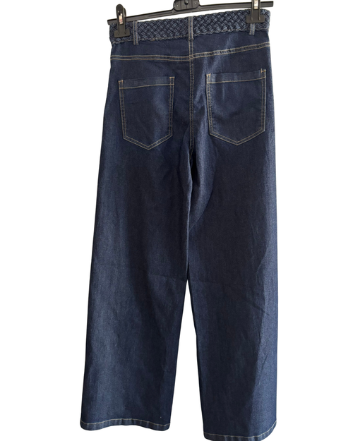 REF 10 Jean bleu foncé coupe large, taille haute, pour une silhouette moderne et confortable.