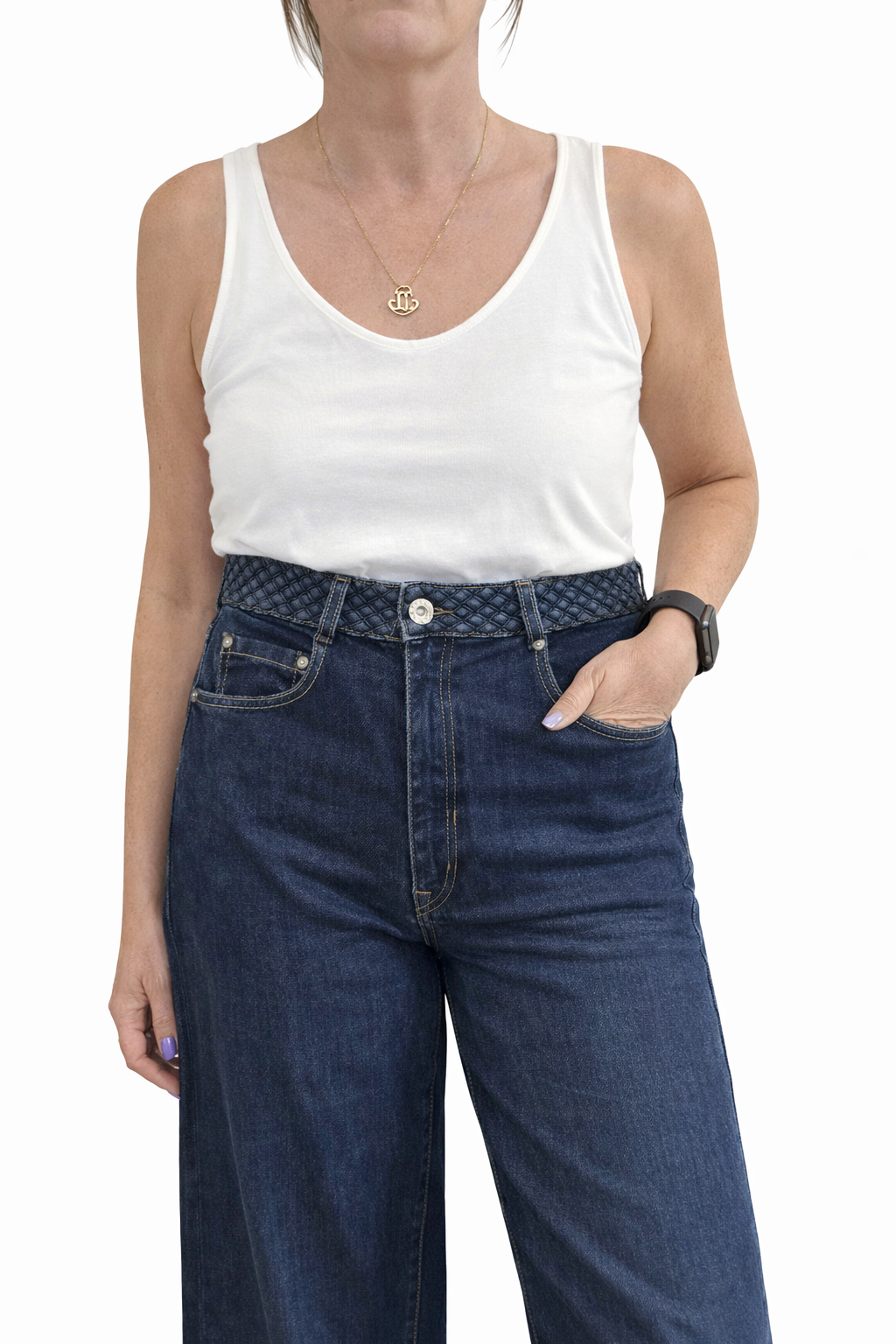 REF 10 Jean bleu foncé coupe large, taille haute, pour une silhouette moderne et confortable.