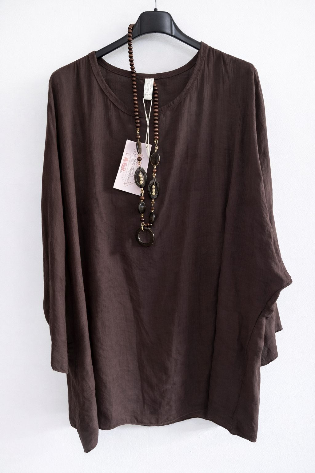 REF 34 Top fluide marron – Élégance naturelle & style décontracté avec collier