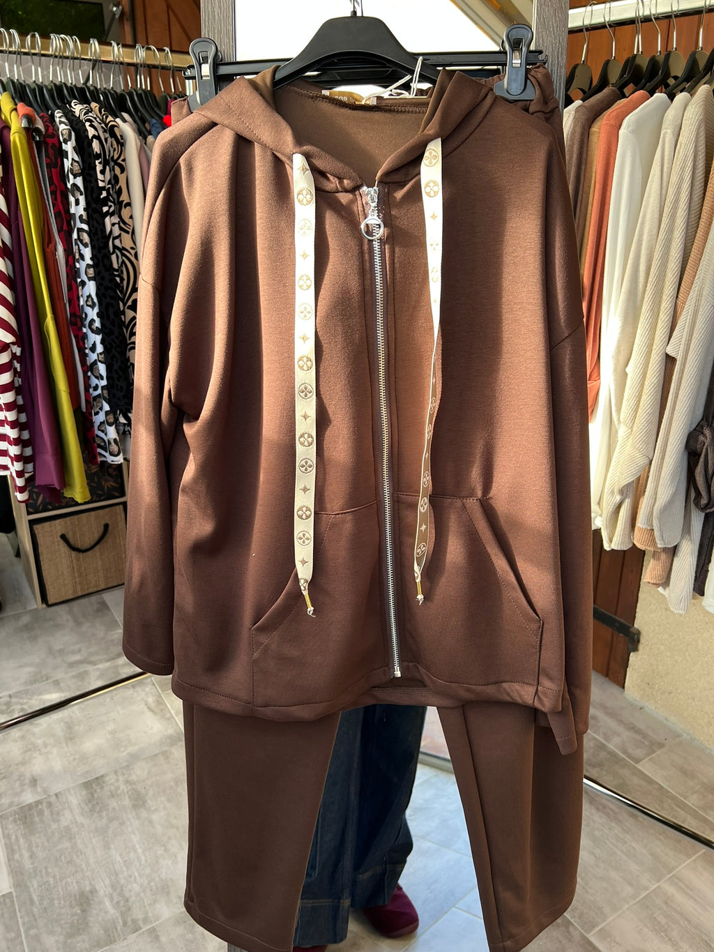 survêtement zippé matiére trés douce taille unique 38 a 44