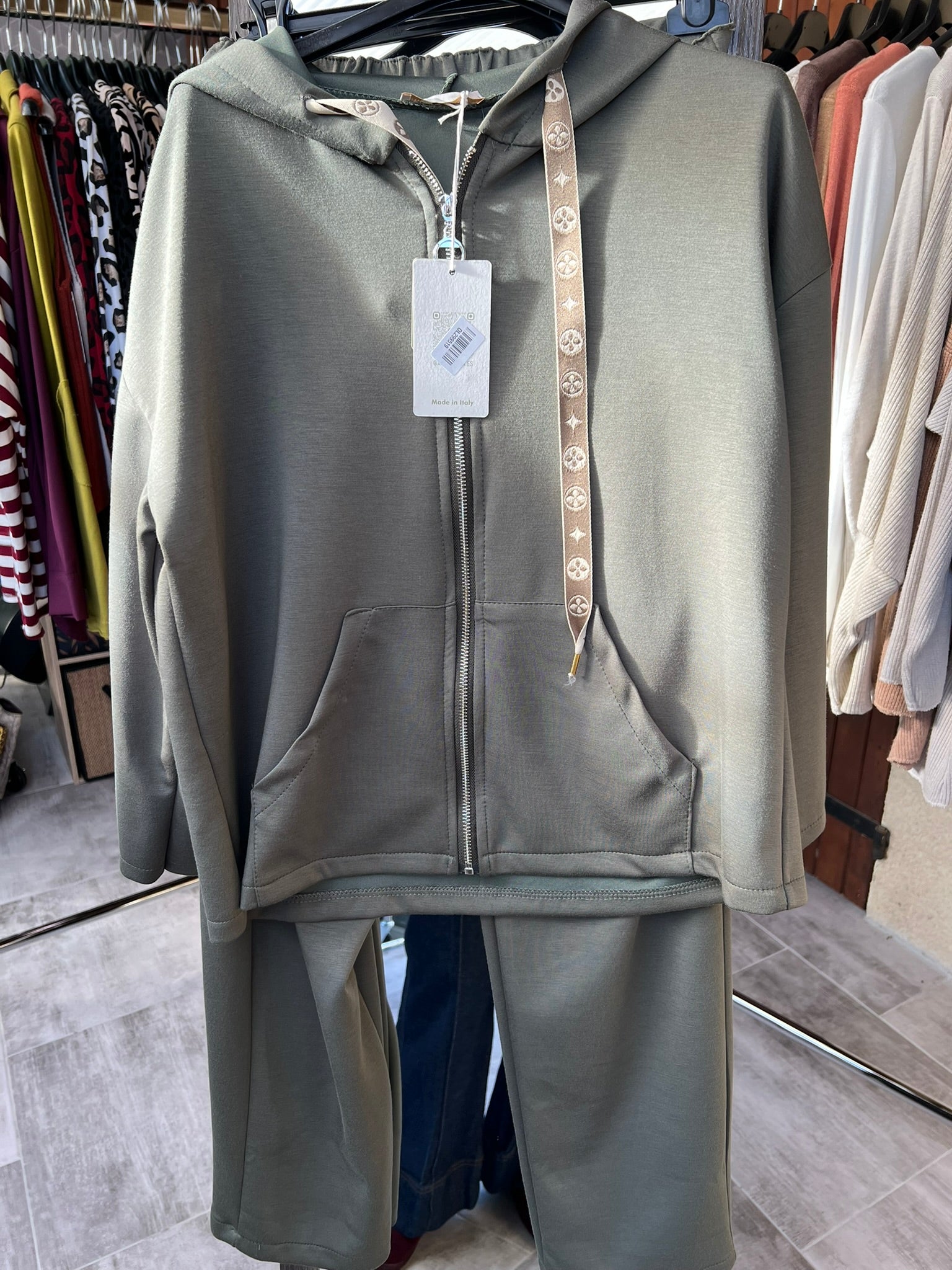 survêtement zippé matiére trés douce taille unique 38 a 44