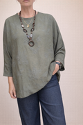 REF 34 Top fluide marron – Élégance naturelle & style décontracté avec collier